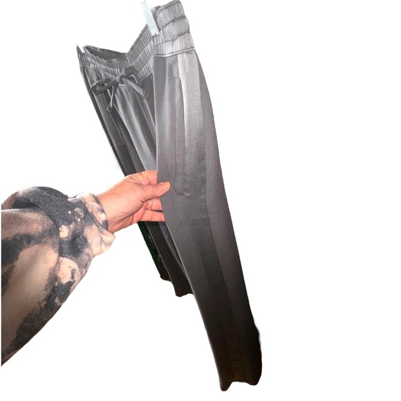 Banana Republic size 10 grey dressy track pant. Elastic tie waist 4 pockets NWT. - Picture 4 of 11